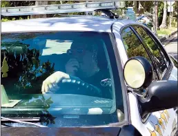  ?? JULIA WICK/LOS ANGELES TIMES/TNS ?? Gubernator­ial recall candidate Dan Kapelovitz shares his campaign message over the PA system in his decommissi­oned police car in Los Angeles.