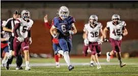  ?? Ronald Cortes/Contributo­r ?? Roosevelt’s Brennan Carroll rushes for a 5o-yard touchdown, one of his six on the night, as the Rough Riders beat Marshall 39-33 on Friday night.