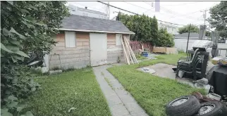  ?? JOHN KENNEY/FILES ?? A pit bull escaped from this backyard in June to fatally attack a 55-year-old woman in a neighbouri­ng backyard.