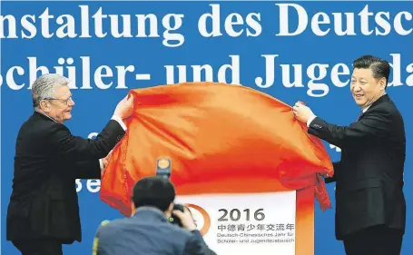  ?? Čínský prezident Si Ťin-pching a jeho německý protějšek Joachim Gauck zahájili rok čínsko-německých mládežnick­ých výměn.
FOTO ČTK/ AP ?? Slavnostní okamžik.