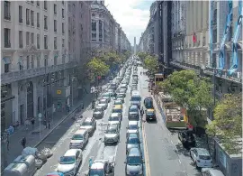  ?? Télam ?? La caravana por la Avenida Corrientes rumbo al Obelisco.