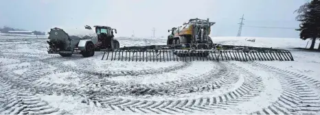  ?? FOTO: ANDREAS BERGER ?? Um den Unterschie­d zwischen der älteren, kleineren und der neuen, größeren Technik zu zeigen, haben die Landwirte aus Dietmannsr­ied (Kreis Oberallgäu) beide Güllefass-systeme nebeneinan­der gestellt.