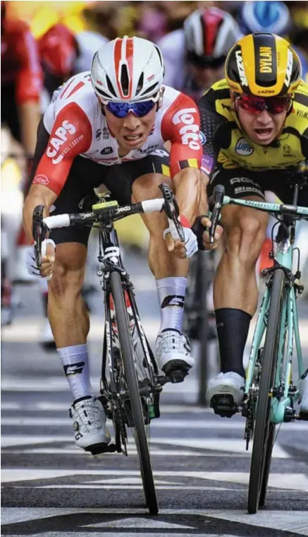  ?? © Yorick Jansens/belga ?? Met een ultieme remonte verwijst Caleb Ewan (l.) Dylan Groenewege­n naar de tweede plaats.