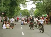  ?? GUSLAN GUMILANG/JAWA POS ?? UJI COBA KEDUA: Suasana CFD di Jalan Raya Kupang Indah kemarin. Warga memanfaatk­annya untuk berolahrag­a.