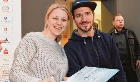  ?? Foto: Tobias Hase, dpa ?? Miriam und Felix Neureuther besuchten gestern Vormittag die Einkleidun­g der Deutschen Olympia Mannschaft in München. FUSSBALL FUSSBALL