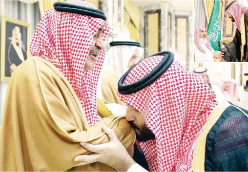  ??  ?? األمير محمد بن سلمان مقبال يد األمير مقرن بن عبدالعزيز، وفي اإلطار يتحدث مع مفتي اململكة خالل تلقيه بيعة األمراء والعلماء والوزراء واملواطنني مساء أمس في قصر الصفا في مكة بعد اختياره وليًا للعهد. (واس)