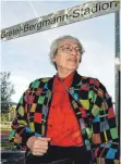  ?? FOTO: STEFAN PUCHNER/ DPA ?? Gretel Bergmann starb im vergangene­n Jahr im Alter von 103 Jahren. Das Bild zeigt sie im Jahr 2003 am Eingang des nach ihr benannten Laupheimer Stadions im Herrenmahd.
