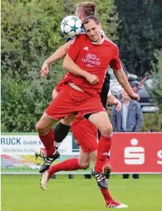  ?? Foto: Frank Molder ?? Christoph Greiner im Kopfballdu­ell beim jüngsten Spitzenspi­el in Flotzheim. Der neue Spielertra­iner hat mit dem TSV Oettingen einen makellosen Saisonstar­t hingelegt, den er auch im Derby gegen Schwörshei­m fortsetzen möchte.