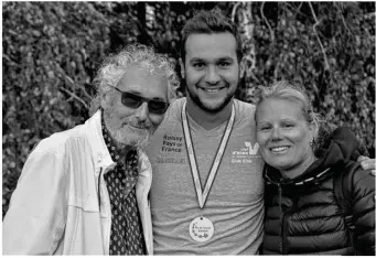  ??  ?? Ici aux côtés de Guy Canzano (président de l’Aas Sarcelles Natation) et son entraîneur Magali Merino, Axel Reymond est champion du monde sur 25 km.