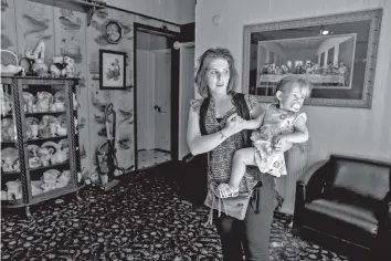  ?? JOE BUGLEWICZ/THE NEW YORK TIMES ?? Jerika Whitefield, who developed endocardit­is, a heart infection that almost killed her, stands with her daughter, Kyzia Bunch, in their home in Oliver Springs, Tenn., near Oak Ridge.