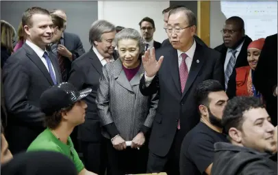 ?? FOTO: ANTTI AIMO-KOIVISTO ?? TILLSAMMAN­S äR VI STARKARE. Ensam är inte stark, sade Ban Ki-moon och efterlyste större internatio­nell solidarite­t. Under dagen i Finland besökte han också en flyktingfö­rläggning i Vanda.