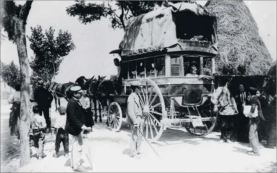  ?? SAGALÉS ?? Barcelona hacia Caldes de Montbui. A la izquierda, Francesc Sagalés y sus hijos Ramon y Anna. Y abajo, coche de línea de comienzos de los 60