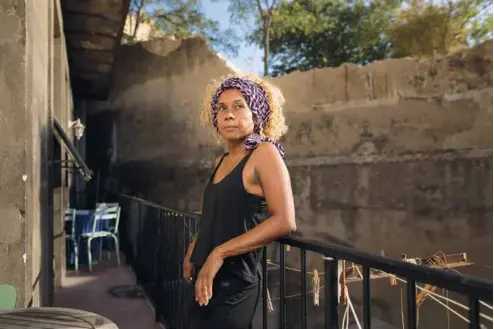  ??  ?? Julie sur le balcon de son appartemen­t situé cours Lieutaud. Elle a dû batailler et menacer d’entamer une grève de la faim pour ne pas payer la facture d’hôtel où elle a vécu avec ses trois enfants pendant cinq mois. Soit plus de 9 000 euros qui devaient être pris en charge par la Ville.