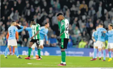  ?? ANTONIO PIZARRO ?? Abner se lamenta mientras los jugadores del Celta celebran la victoria en el Benito Villamarín.