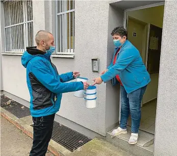  ?? Foto: Šimon Ornest ?? Zdeněk Jahn se stal dobrovolní­kem a dvakrát týdně vyzvedává obědy z jídelny základní školy (na snímku), které nosí seniorce ze sousedství. Zabere mu to přibližně jen půl hodiny.