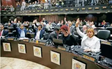  ??  ?? Legislador­es de la Asamblea Nacional, durante su sesión de ayer en Caracas.