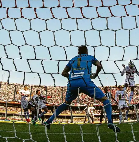  ?? Léo Pinheiro/Framephoto/Agência O Globo ?? Militão cabeceia bola para o gol do Santos no clássico deste domingo, no Morumbi