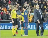  ?? FOTO: M.MONTILLA ?? Messi reclamó el gol anulado en Valencia