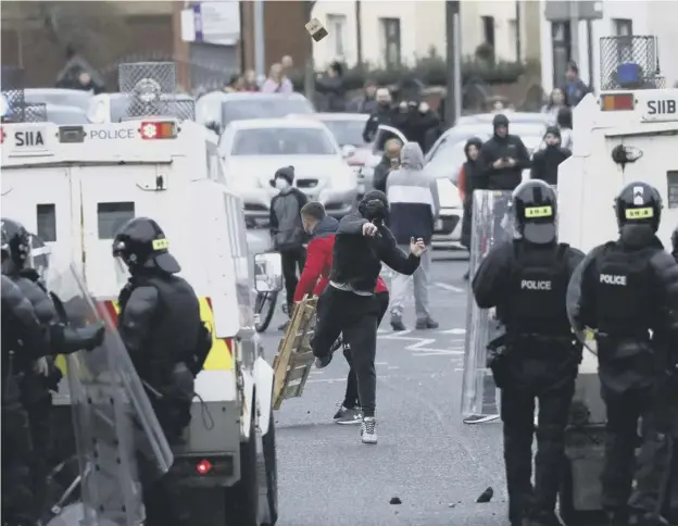  ??  ?? 0 Nationalis­ts from the mainly Catholic Springfiel­d road area of West Belfast clash with security forces