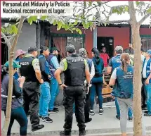  ??  ?? Personal del Miduvi y la Policía Nacional recorriero­n el lugar.