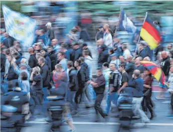  ?? FOTO: DPA ?? Die gewalttäti­gen Auseinande­rsetzungen am Rand der Demos vom Sonntag und Montag wirken nach.