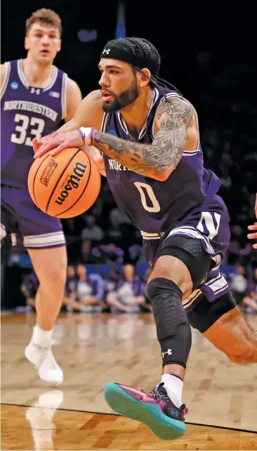  ?? GETTY IMAGES ?? Northweste­rn’s senior anchor, Boo Buie, leaves Florida Atlantic guard Bryan Greenlee in his wake Friday.