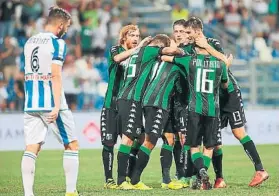  ?? FOTO: EFE ?? Victoria Los jugadores del Sassuolo celebran uno de los goles ante el Pescara