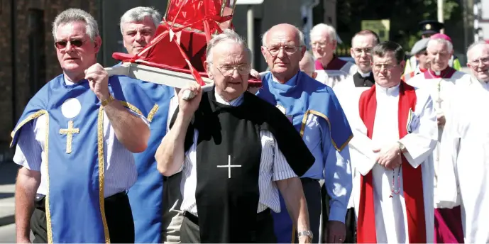  ??  ?? St Olivers relic being carried to St.Peters Church