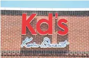  ?? [PHOTO BY
SARAH PHIPPS, THE OKLAHOMAN] ?? The Kd’s Restaurant sign is seen in Bricktown.