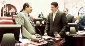  ??  ?? El senador Vargas Vidot -izquierda- conversa con Waldemar Vélez luego que su nombramien­to como contralor electoral fuera confirmado por ambos cuerpos legislativ­os.