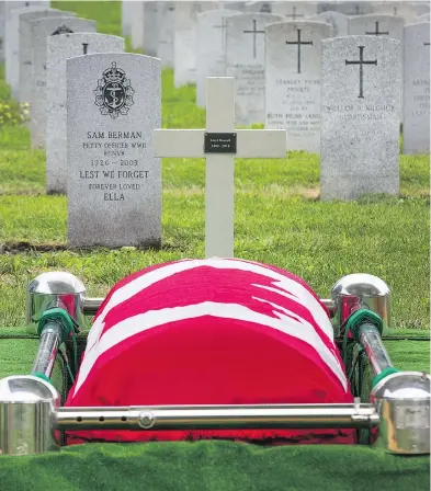  ?? WAYNE CUDDINGTON / POSTMEDIA NEWS ?? The casket of Lloyd Maxwell, a homeless veteran who lived at the Salvation Army.