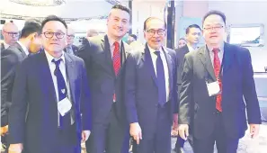  ?? ?? UNTUK ALBUM: Anwar (dua kanan) semasa forum Sidang Kemuncak ASEAN Australia di Melbourne bersama Chan (kanan), Nathaniel (dua kiri) dan Chuo (kiri).