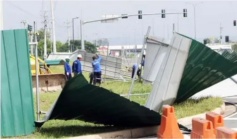  ?? — Chris Navarro ?? CYCLONE. A freak weather disturbanc­e on Saturday afternoon bringing heavy rains and winds topples trees, signages, roofs and fences at the Clark Global City inside the Clark Freeport Zone.