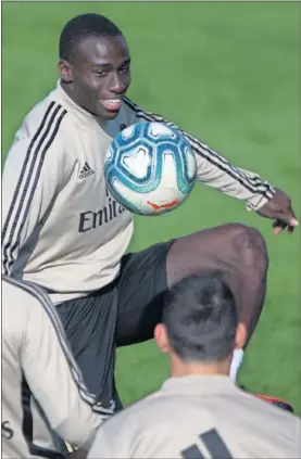  ??  ?? Mendy, ayer durante el entrenamie­nto del Real Madrid.