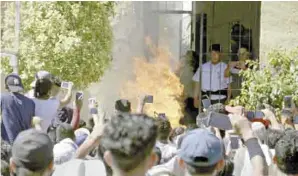  ??  ?? Antecedent­es. La gente ha sido presa de la psicósis colectiva, lo que ha desatado en linchamien­tos.