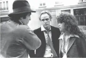  ?? FOTO: AP. ?? En esta foto de 1973, el director Bertolucci (izquierda) conversa con Marlon Brando y Maria Schneider durante la filmación de El último tango en París.