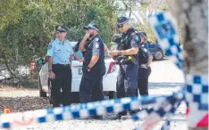  ?? Picture: ANNA ROGERS ?? INVESTIGAT­ION: Police and SES searched the crime scene at Wangetti Beach.