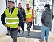  ??  ?? Les “Gaulois” entrent à la mairie pour y faire un petit tour, pacifiquem­ent.