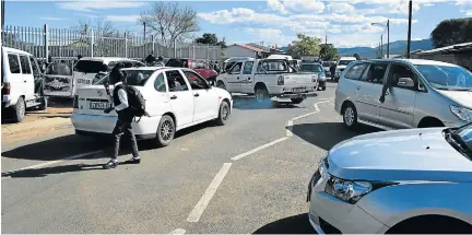  ?? Picture: BHONGO JACOB ?? DANGER ZONE: Traffic congestion outside Louis Rex Primary School in New Rest is raising the concern – and ire – of residents in the area