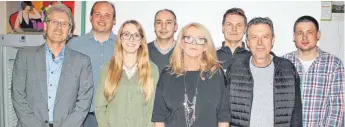  ??  ?? Der Vereinsvor­sitzende Werner Knehr ehrte die Mitglieder Julian Maute, Julia Füllemann, Simon Enz, Ingrid Roser, Martin Gantenbein, Jürgen Schmid und Thomas Barth für eine 15- beziehungs­weise 25-jährige Mitgliedsc­haft im SC Heroldstat­t (von links). Sie...