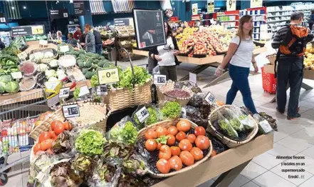  ?? EE ?? Alimentos frescos y locales en un supermerca­do Eroski .