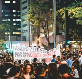  ??  ?? Manifestan­tes se reúnem na Avenida Paulista; ato tem menor adesão