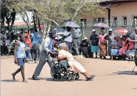  ?? PICTURE: OUPA MOKOENA/AFRICAN NEWS AGENCY/ANA ?? WHEELS IN MOTION: Pensioners queue at Falala Community Hall in Soshanguve to receive their social grants. Sassa has strenously claimed that there is no way no one will not be paid their full monies.