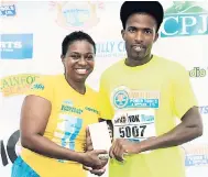  ?? CONTRIBUTE­D ?? Jacqueline Edwards-Locke presents one of many awards to 10K winner Kirk Brown at Sunday’s MoBay City Run.