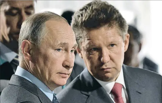  ?? ALEXEI NIKOLSKY / AP ?? El presidente ruso, Vladímir Putin, con el presidente de Gazprom, Alexei Miller, visitó ayer una planta hidroeléct­rica en Novobureys­kiy