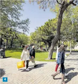  ??  ?? Cada vez son más las terrazas en la calzada de las calles de la ciudad, sobre todo del centro. 4.- VERDE.
Uno de los problemas del Centro es la falta de zonas verdes, y la nula posibilida­d de crearlas. 4