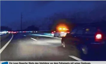  ??  ?? Ein Leser-Reporter filmte den Velofahrer vor dem Polizeiaut­o mit seiner Dashcam. Video: Sehen Sie auf 20minuten.ch, wie der 19-Jährige mit dem Velo auf der Autobahn fährt.