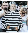  ??  ?? Dragnea in Handschell­en – die Opposition feiert in Bukarest