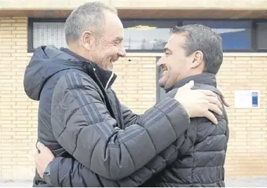  ?? REAL ZARAGOZA ?? Acuña se abraza con Víctor Fernández antes de la sesión preparator­ia de ayer.