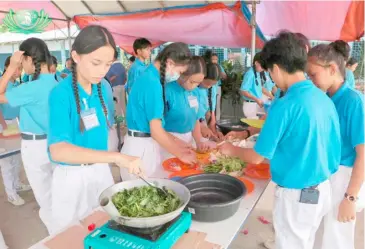  ?? PHOTOGRAPH COURTESY OF TZU CHI ORMOC ?? TZU Chi scholars from Ormoc cook vegetable dishes to enable them to fulfill their vow of going vegetarian.